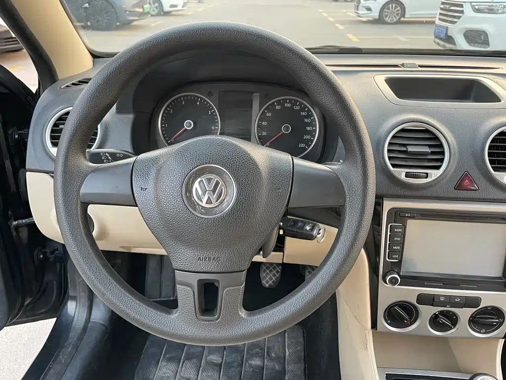 VOLKSWAGEN LAVIDA 2014