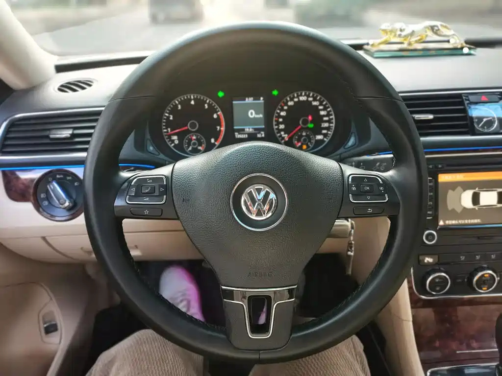 VOLKSWAGEN PASSAT 2012