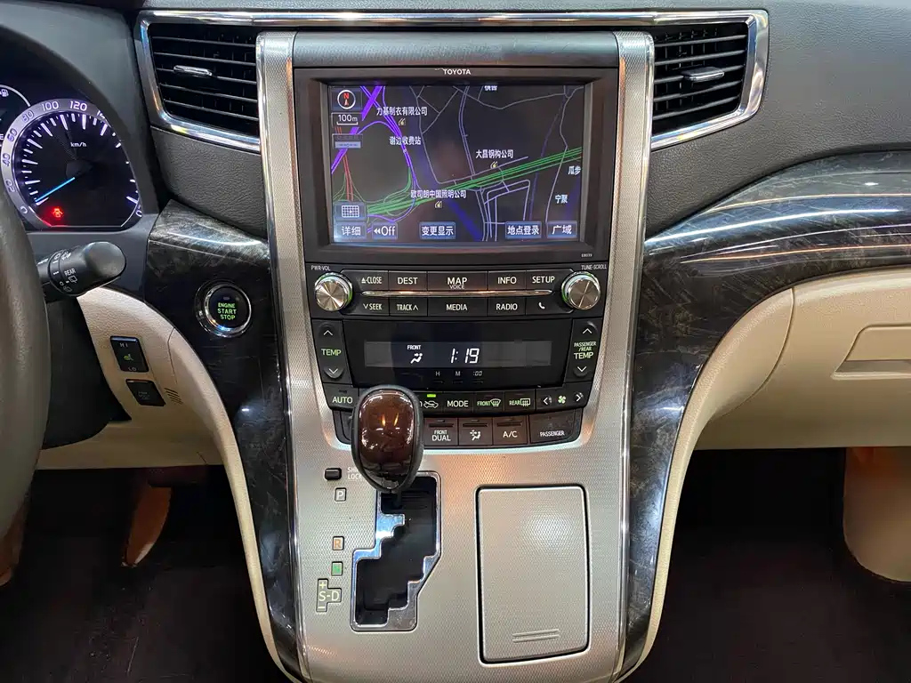 TOYOTA ALPHARD 2013