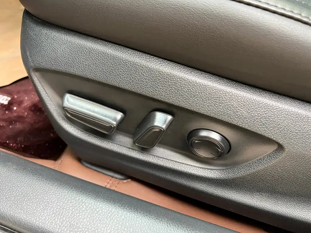 TOYOTA AVALON 2020