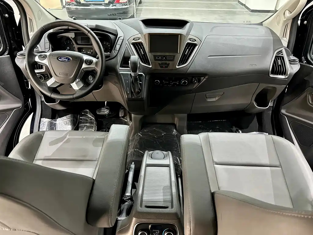 FORD TOUREO 2022