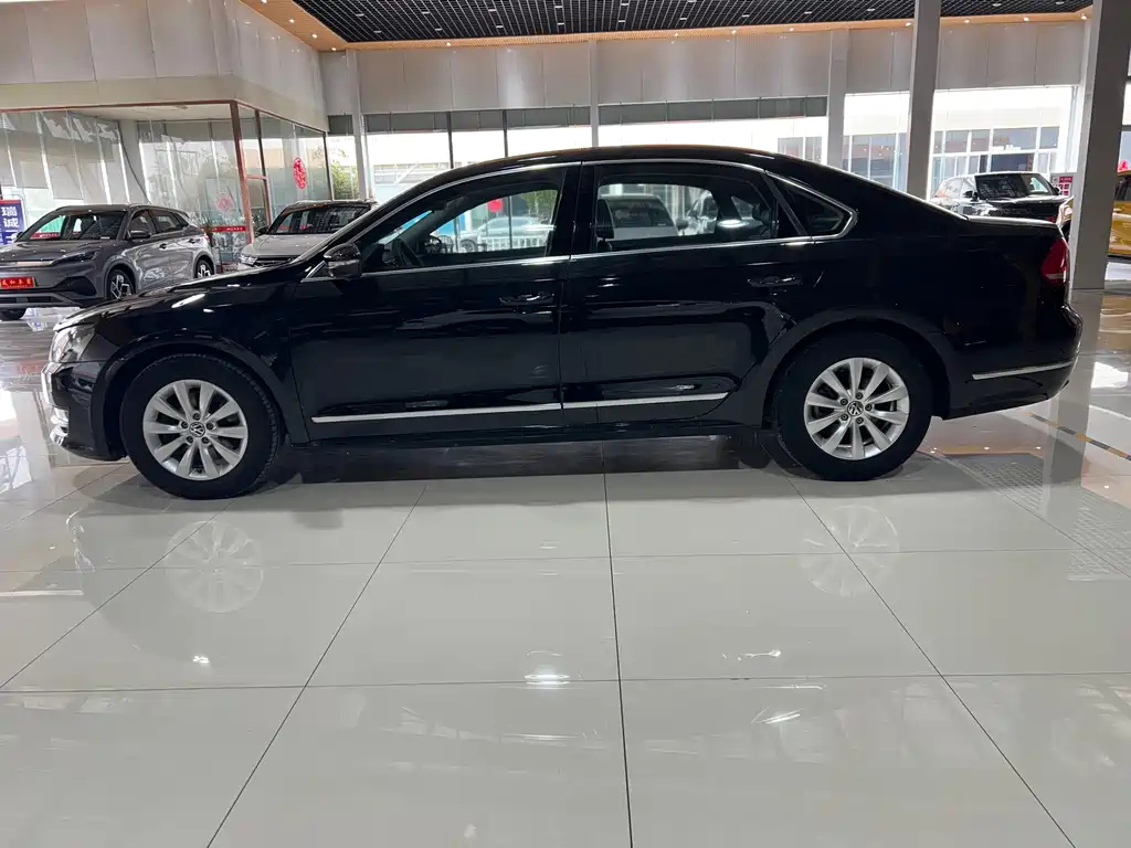 VOLKSWAGEN PASSAT 2012
