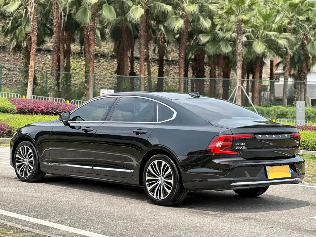 VOLVO S90 2023