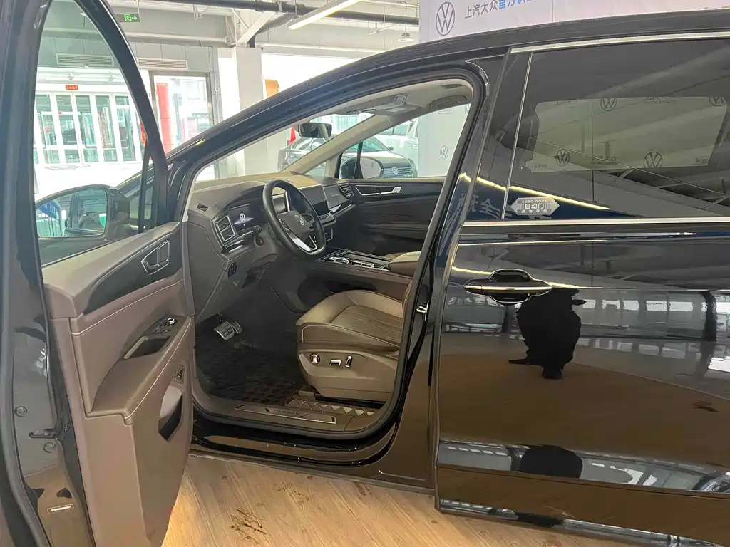 VOLKSWAGEN VILORAN 2023