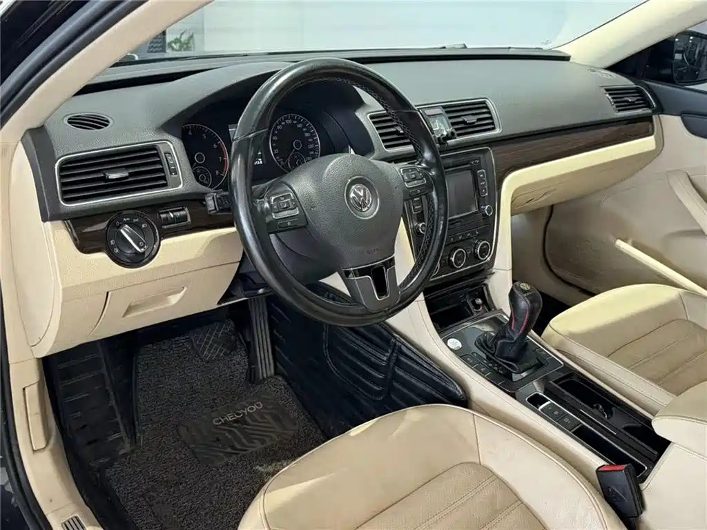 VOLKSWAGEN PASSAT 2015