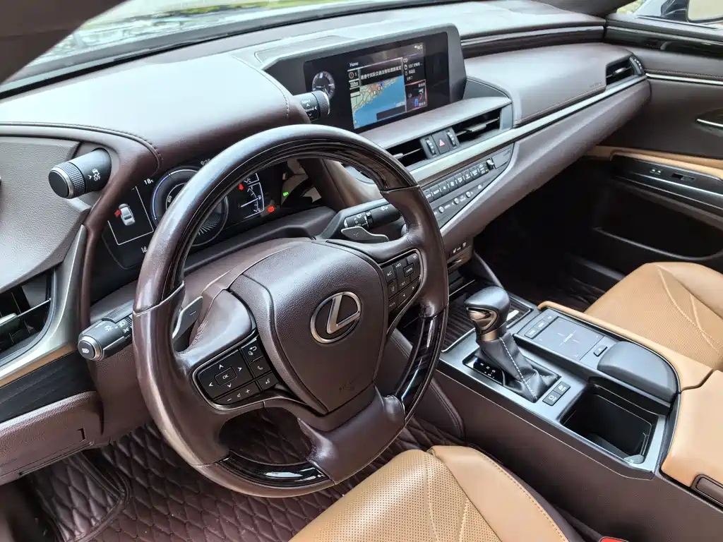 LEXUS ES 2020