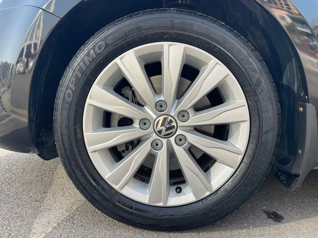 VOLKSWAGEN SAGITAR 2015