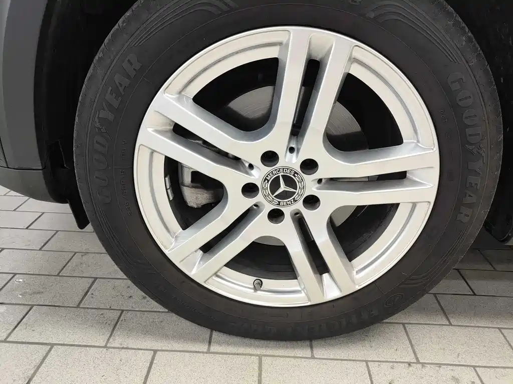 MERCEDES BENZ GLB 2023