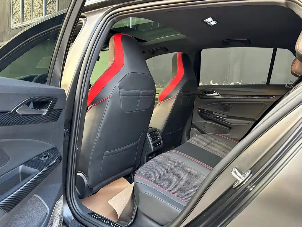VOLKSWAGEN GOLF 2023