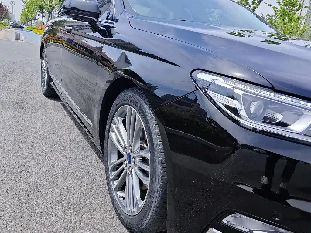 FORD TAURUS 2020