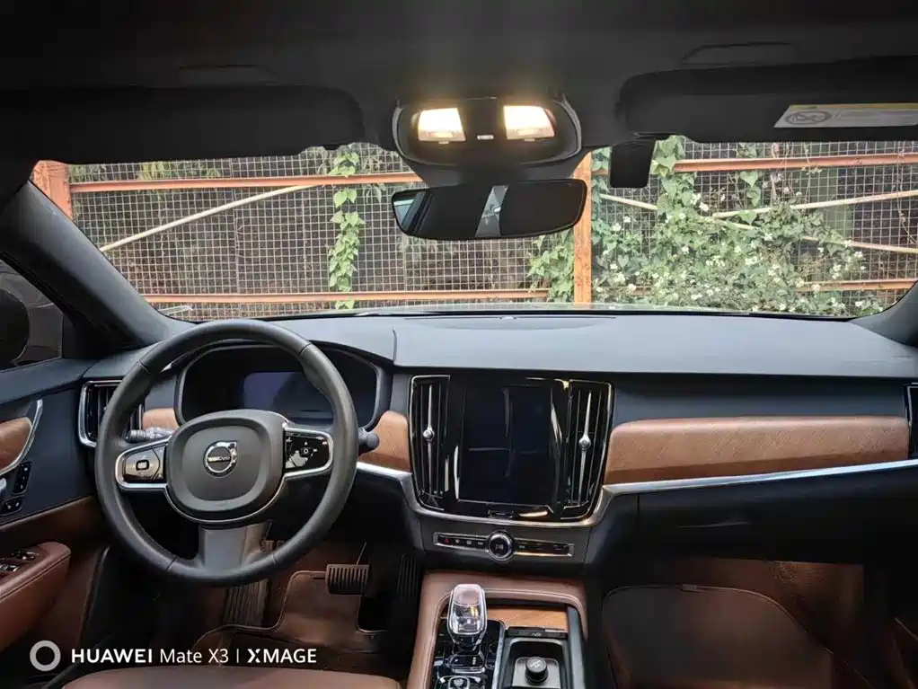 VOLVO S90 2023