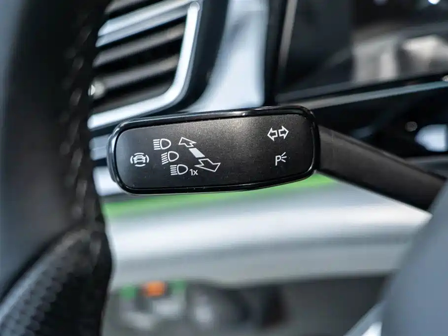 VOLKSWAGEN TOURAN 2023