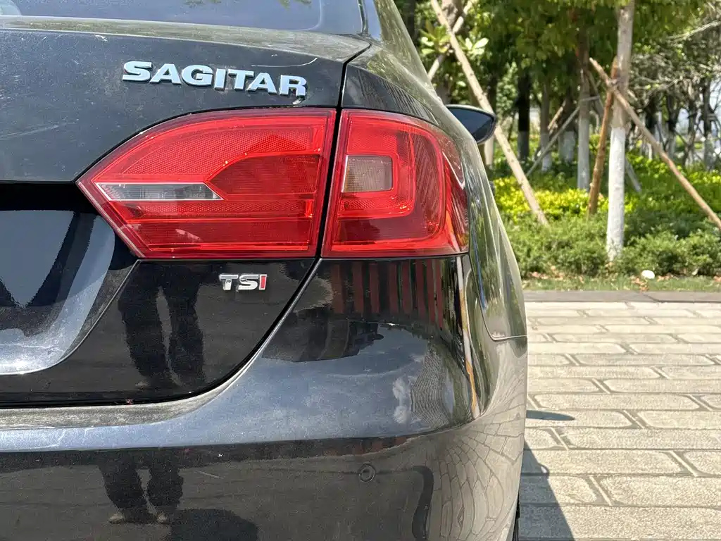 VOLKSWAGEN SAGITAR 2013