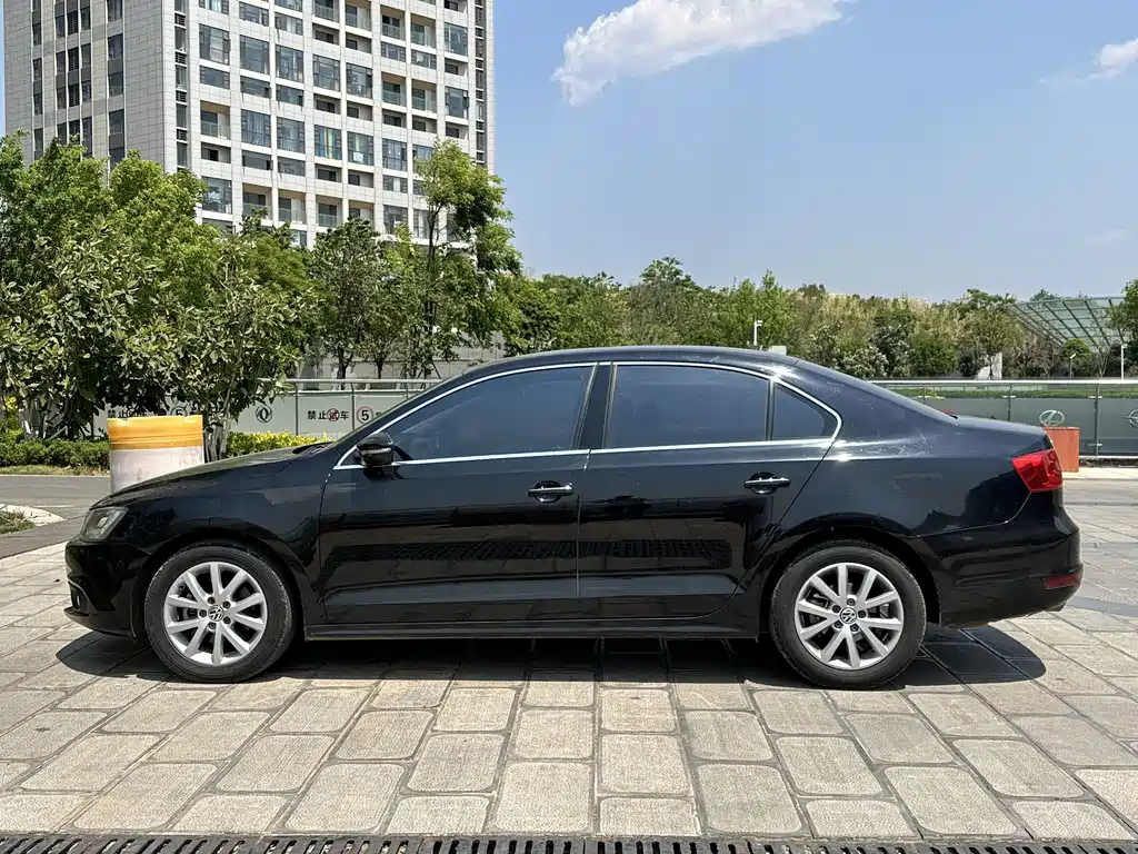 VOLKSWAGEN SAGITAR 2013