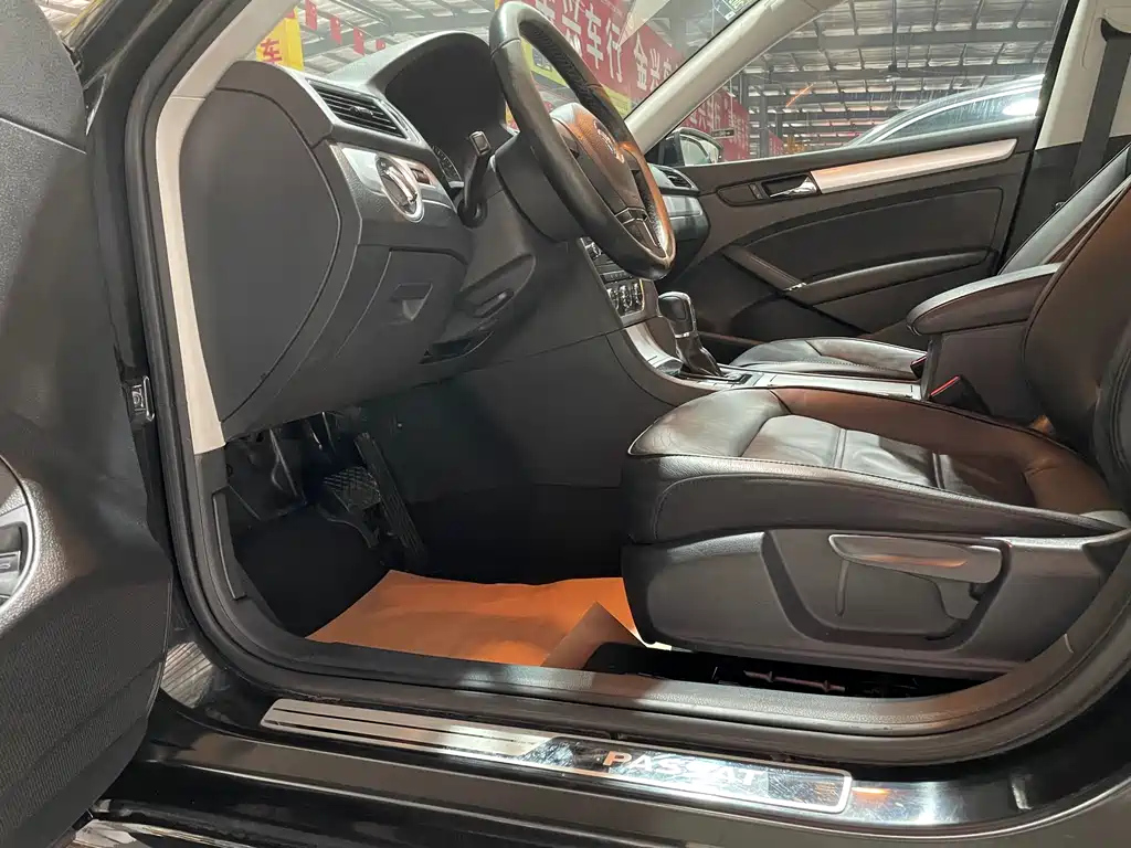 VOLKSWAGEN PASSAT 2011