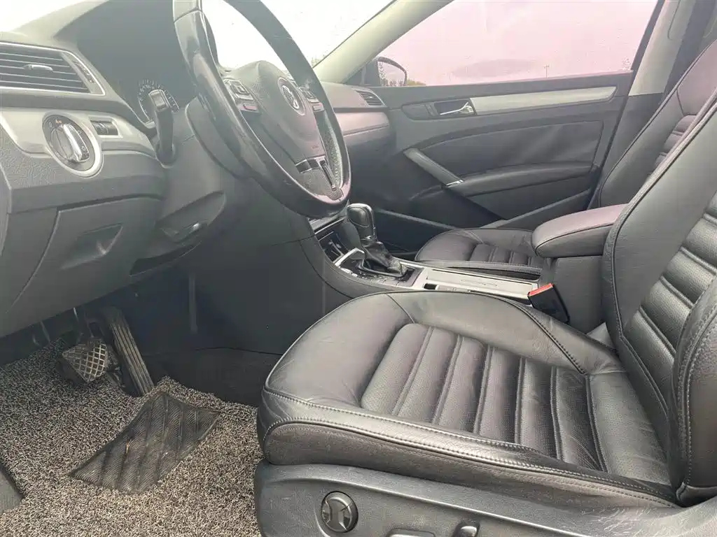 VOLKSWAGEN PASSAT 2013