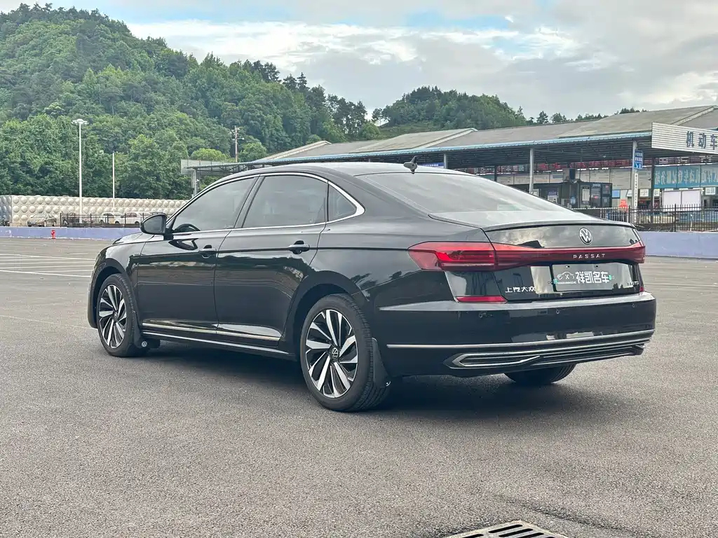 VOLKSWAGEN PASSAT 2023