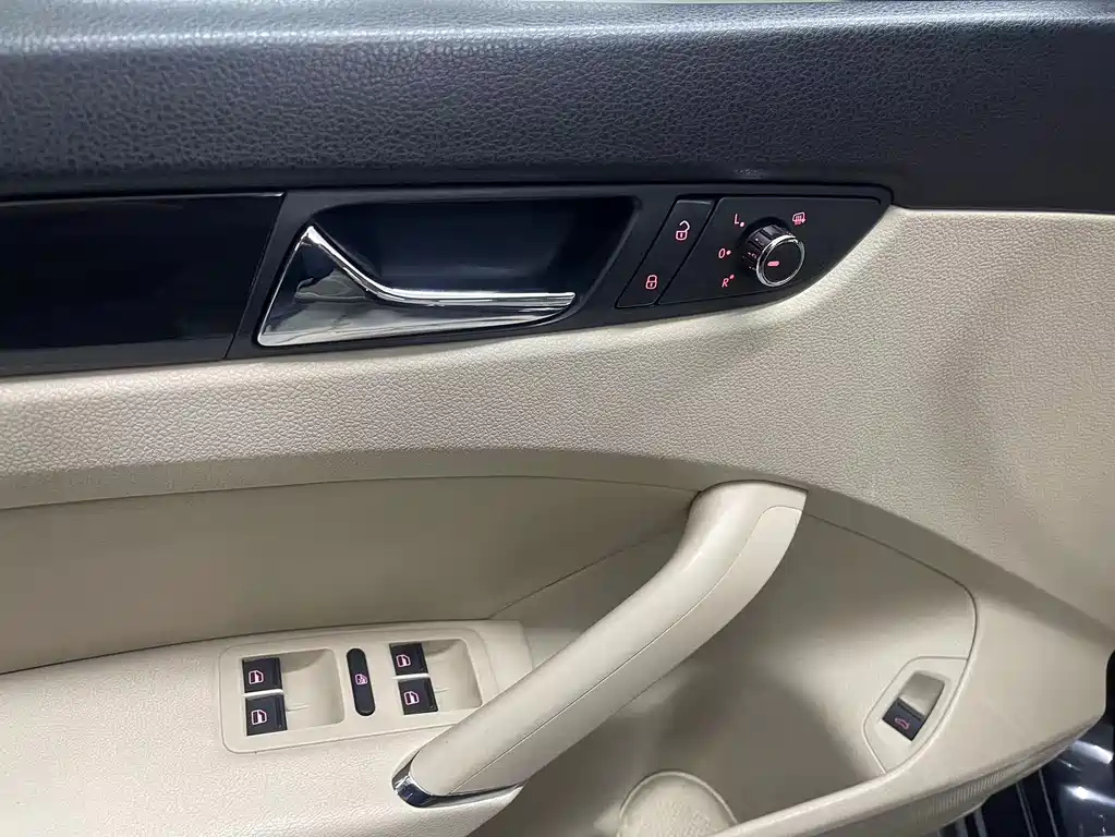 VOLKSWAGEN PASSAT 2011