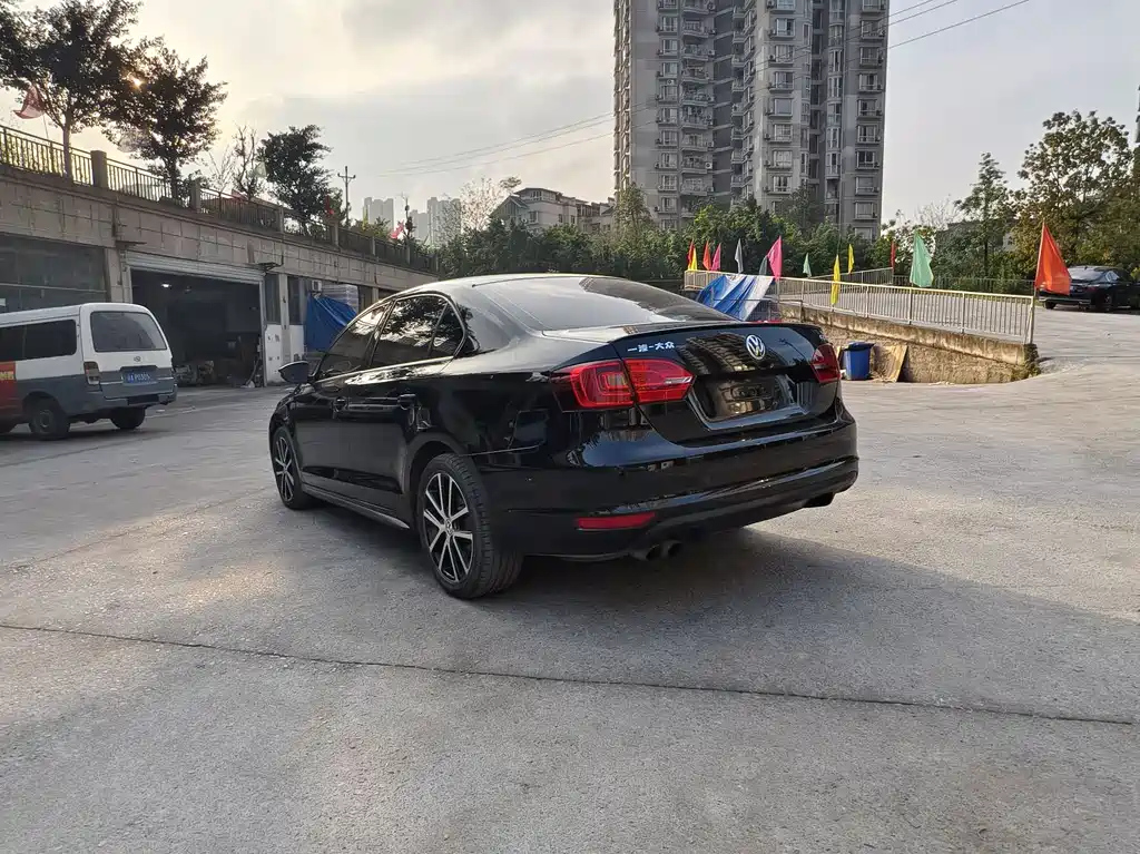 VOLKSWAGEN SAGITAR 2014