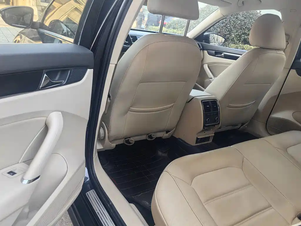 VOLKSWAGEN PASSAT 2013