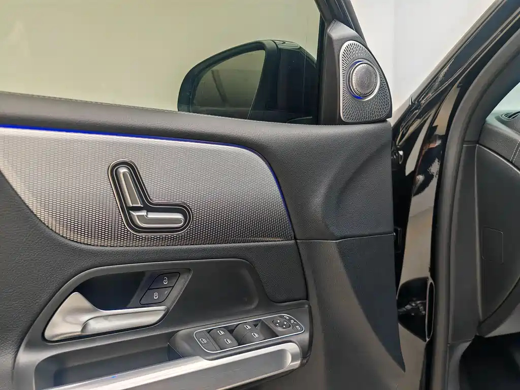 MERCEDES BENZ GLB 2023