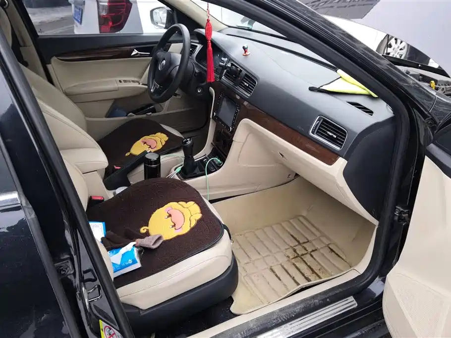 VOLKSWAGEN LAVIDA 2014