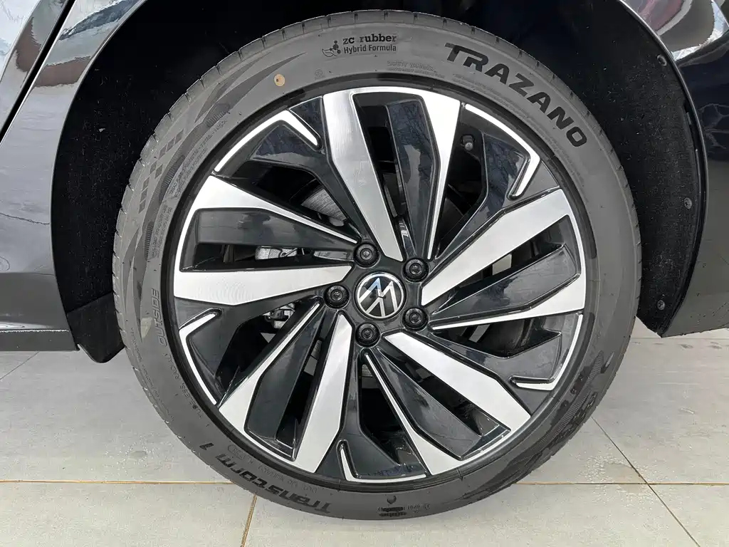 VOLKSWAGEN PASSAT 2023