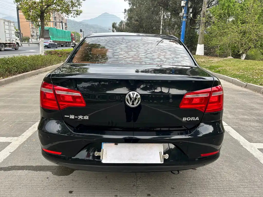 VOLKSWAGEN BORA 2014