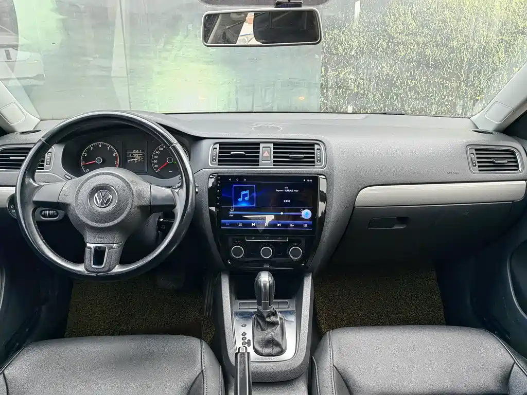 VOLKSWAGEN SAGITAR 2015