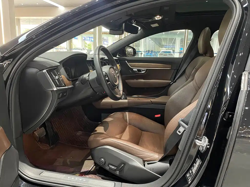 VOLVO S90 2021