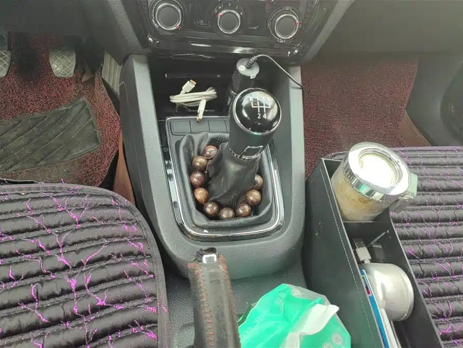VOLKSWAGEN SAGITAR 2015