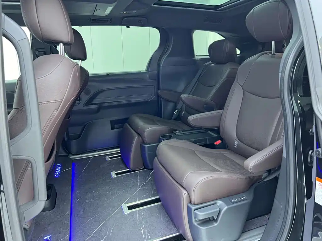 TOYOTA GRANVIA 2024