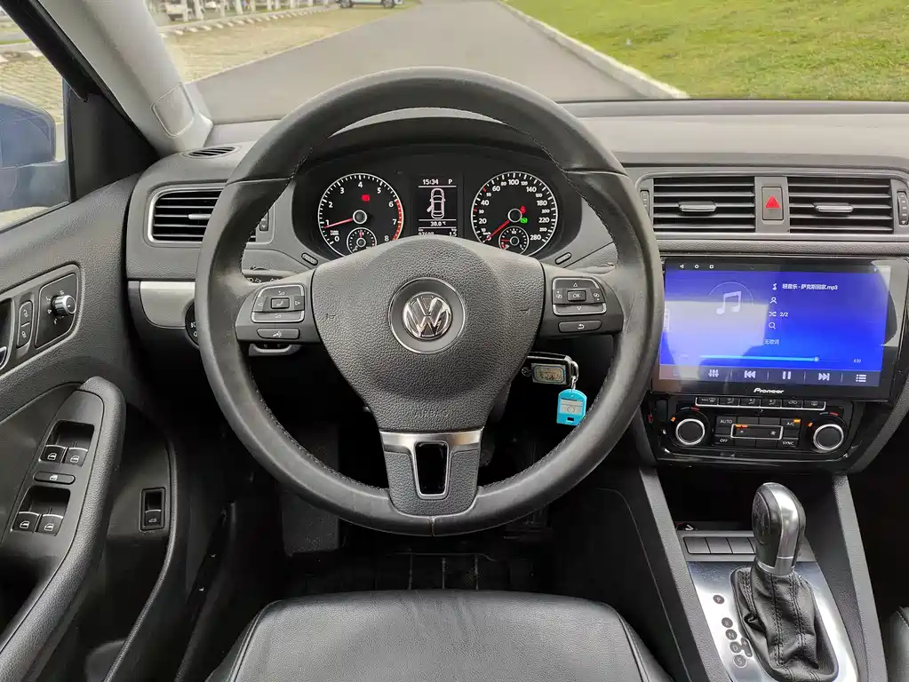 VOLKSWAGEN SAGITAR 2014