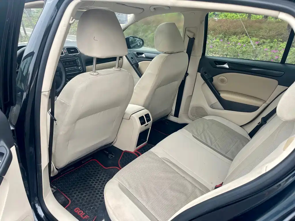 VOLKSWAGEN GOLF 2010