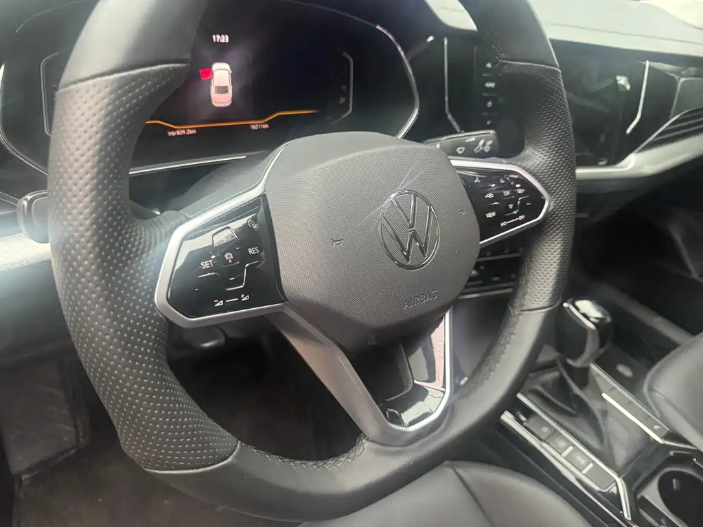VOLKSWAGEN PASSAT 2023