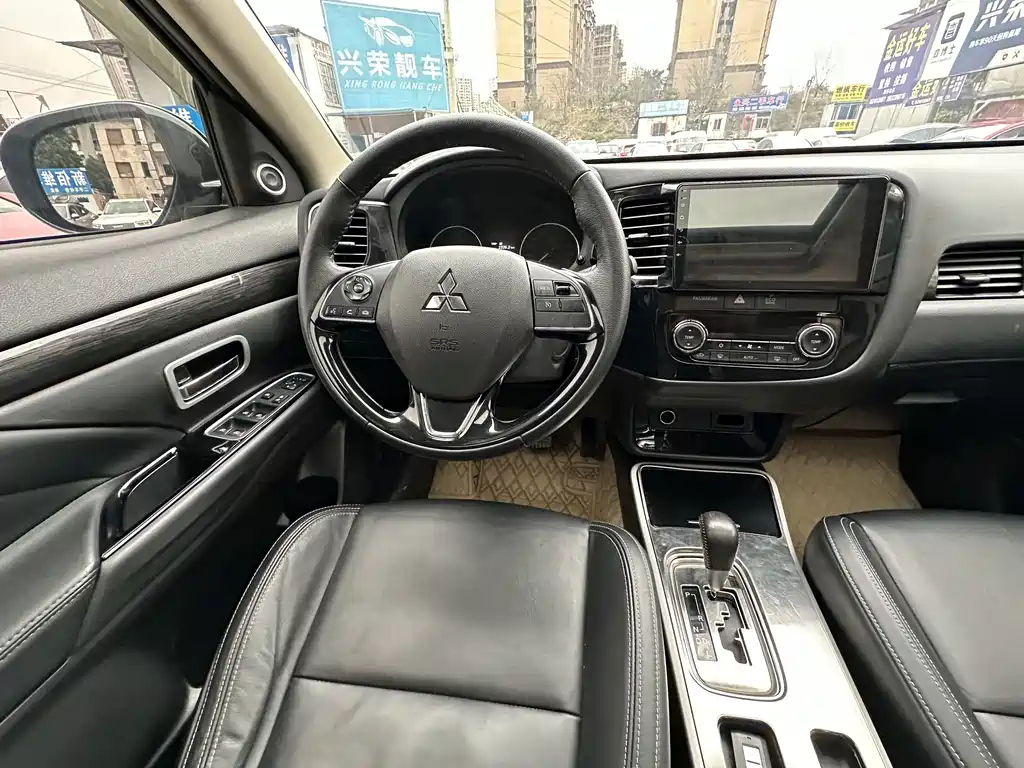 MITSUBISHI OUTLANDER 2020
