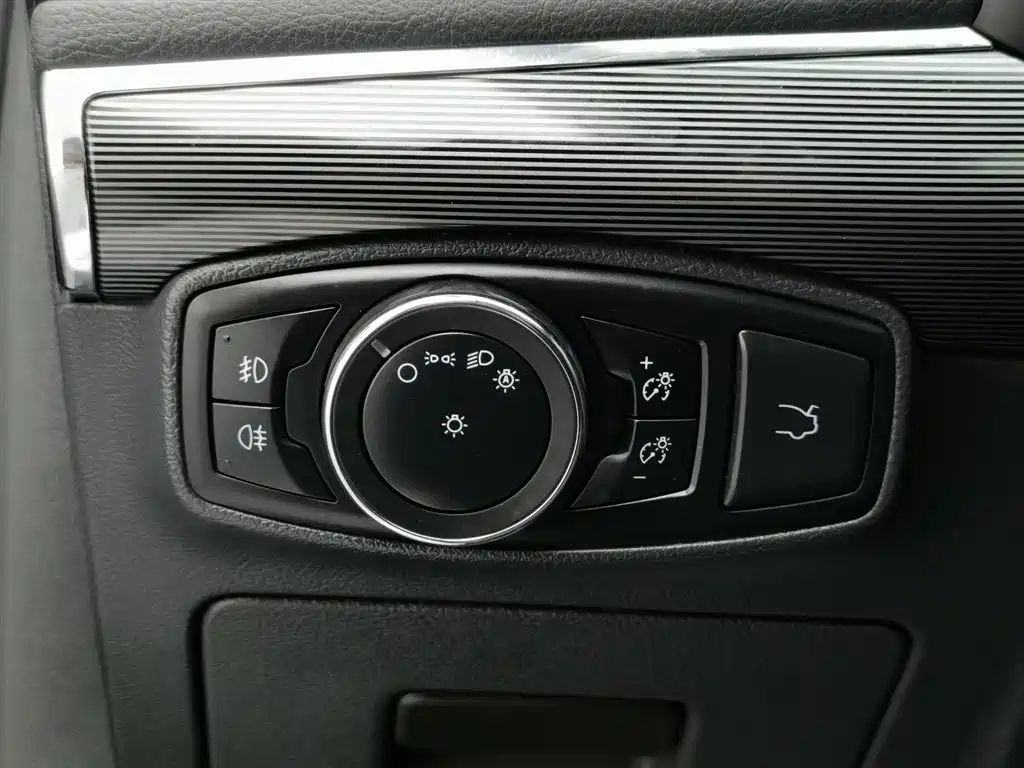 FORD TAURUS 2020