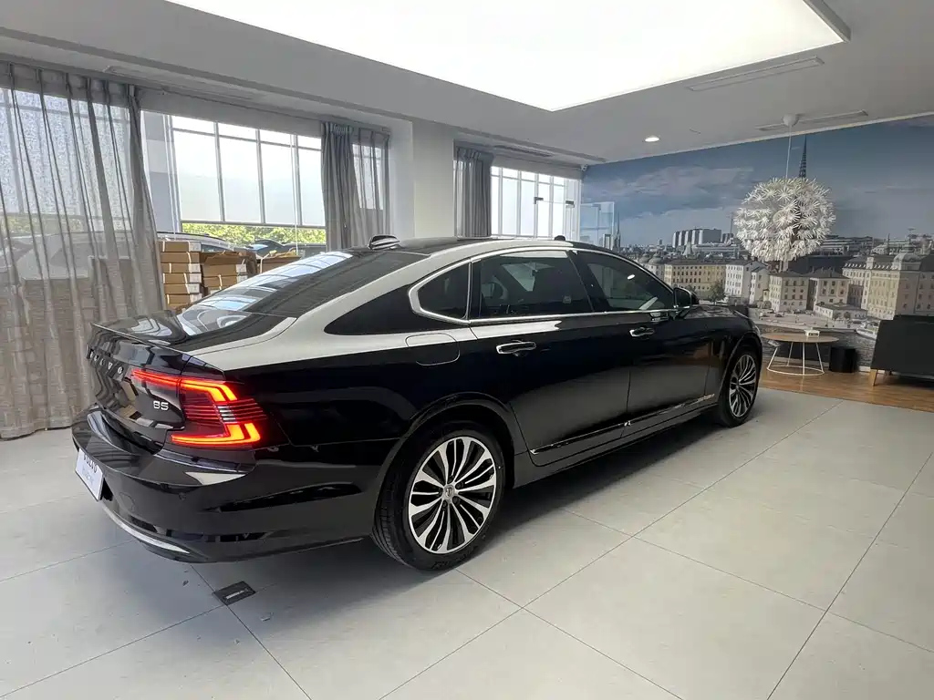 VOLVO S90 2023