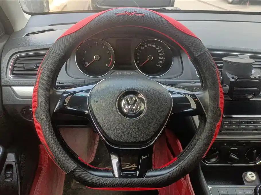 VOLKSWAGEN LAVIDA 2015