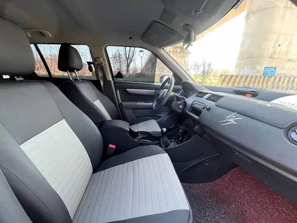 SUZUKI SWIFT 2015