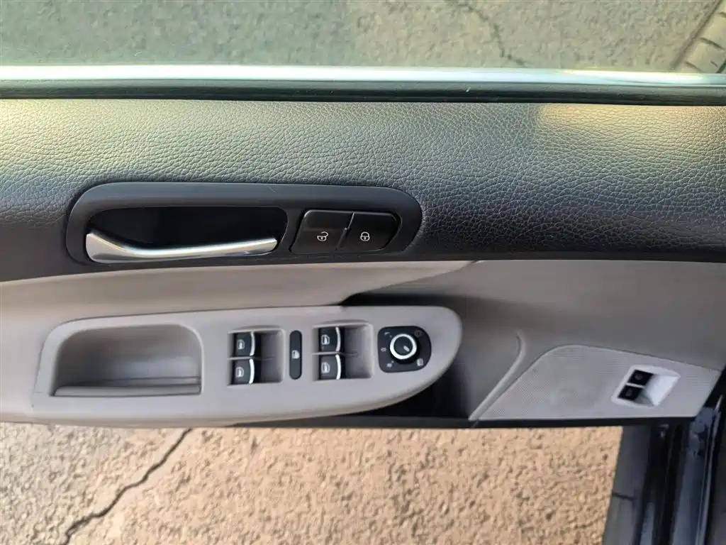 VOLKSWAGEN MAGOTAN 2010