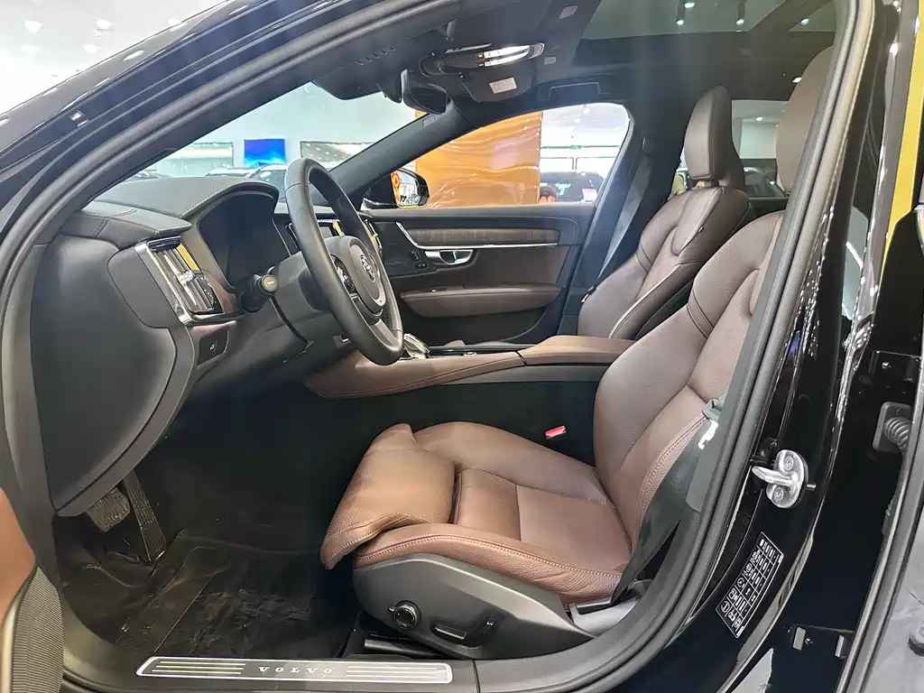 VOLVO S90 2023