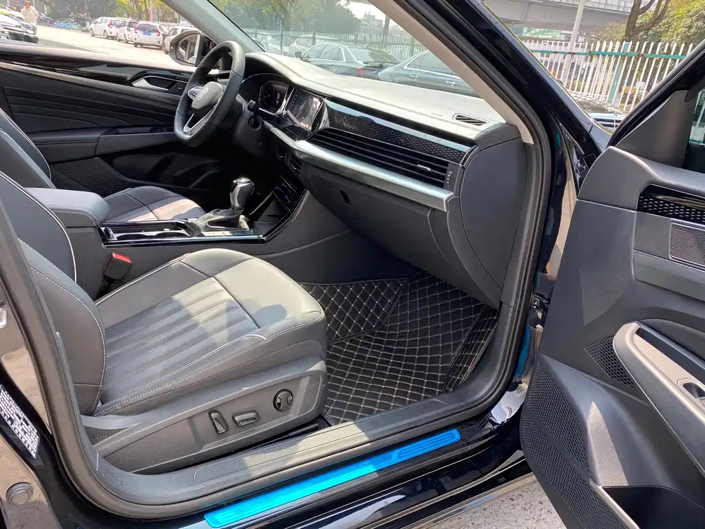 VOLKSWAGEN PASSAT 2023