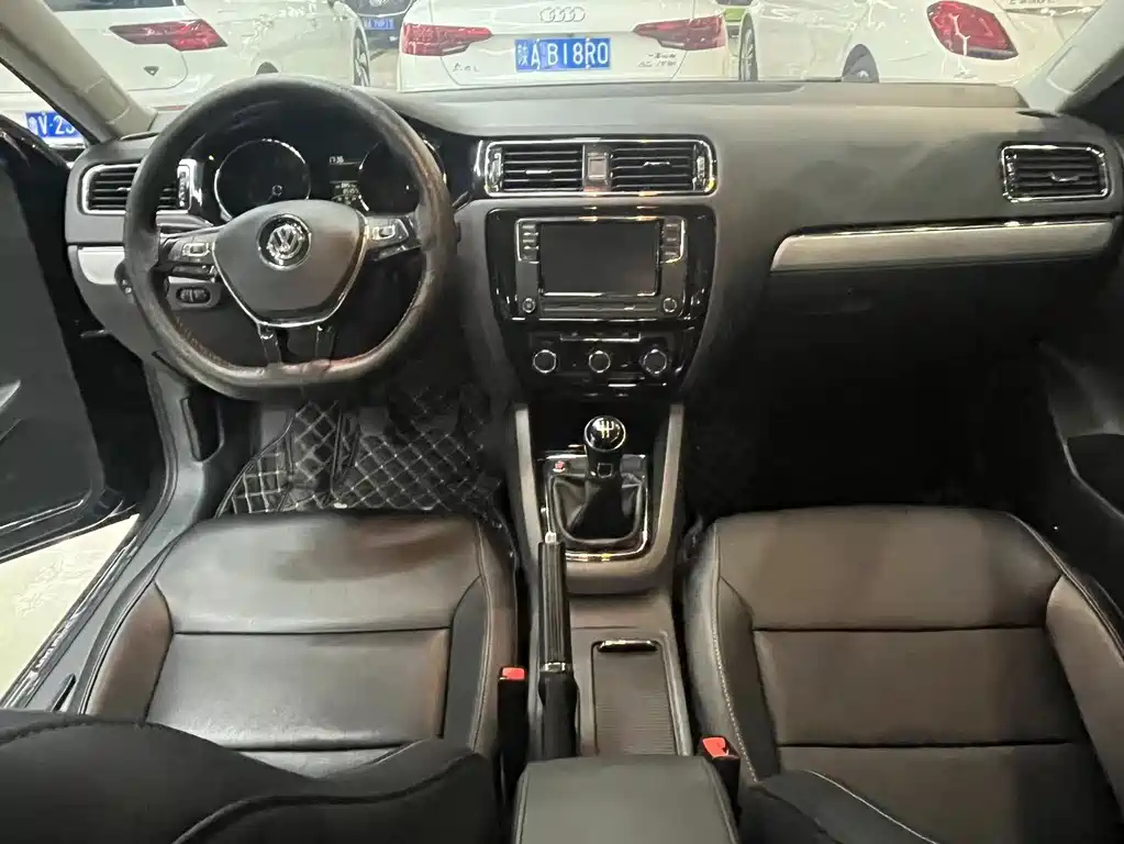 VOLKSWAGEN SAGITAR 2017
