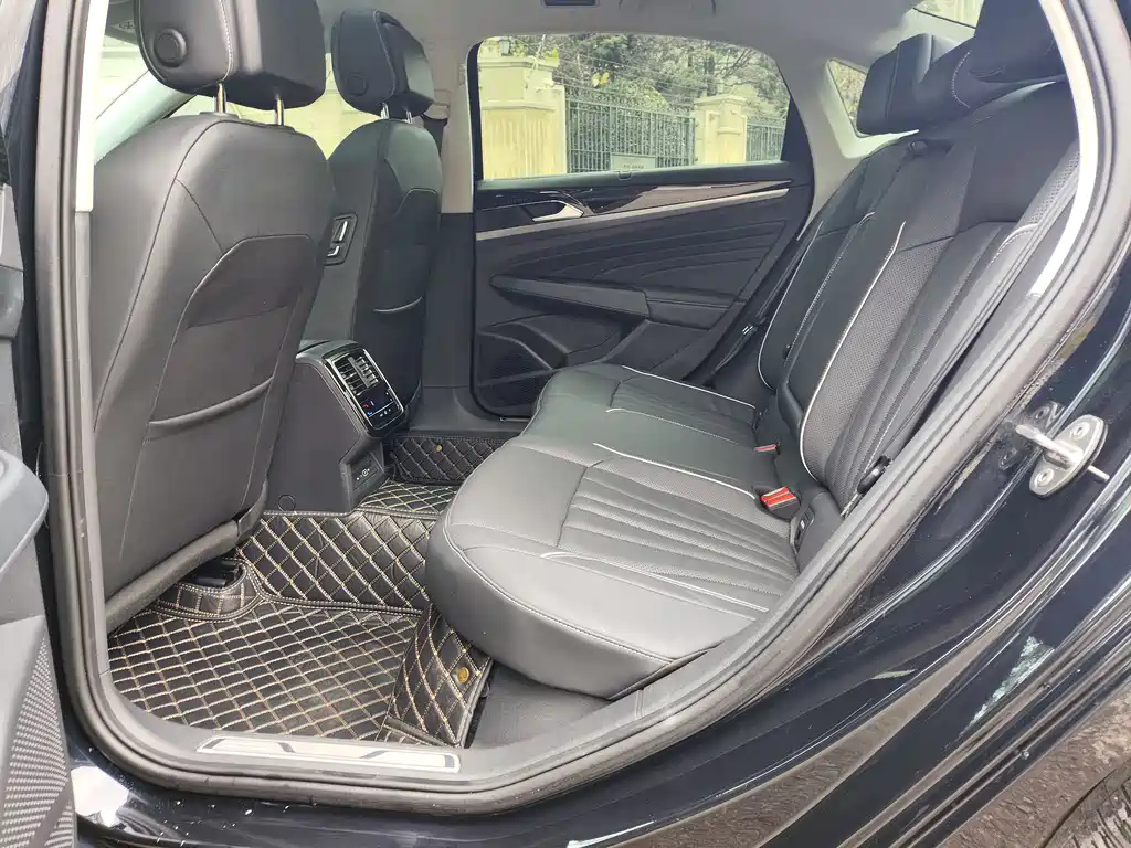 VOLKSWAGEN PASSAT 2024