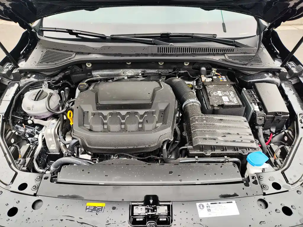 VOLKSWAGEN PASSAT 2024