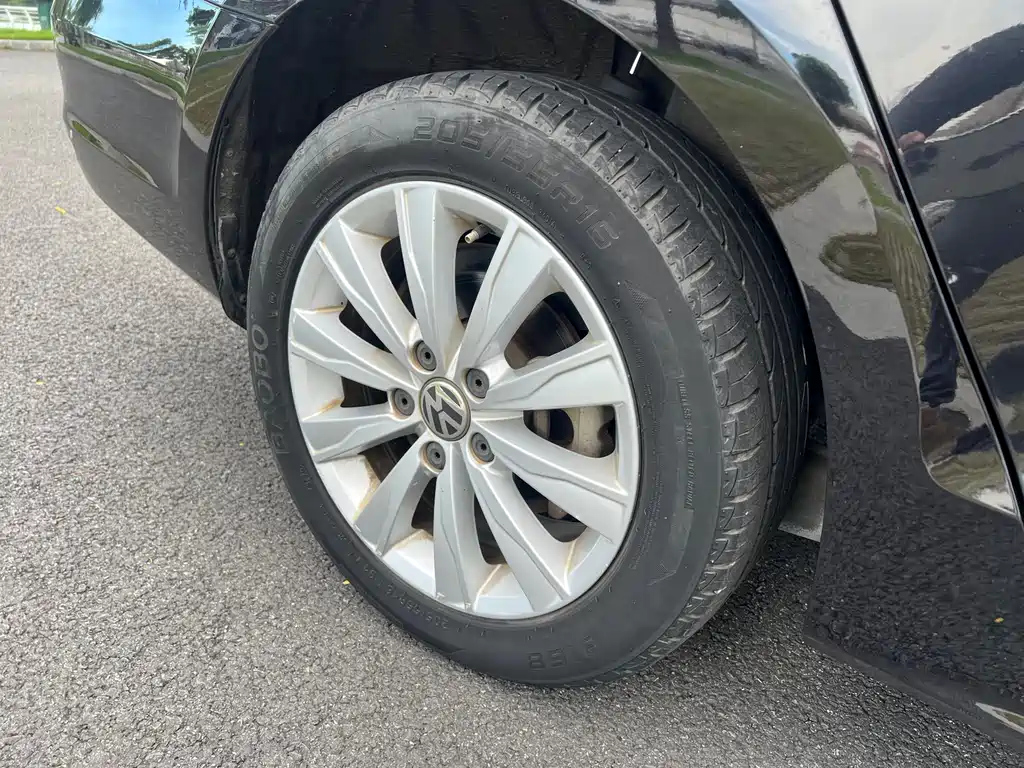 VOLKSWAGEN SAGITAR 2015