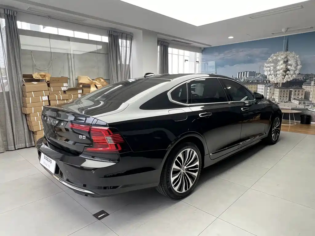 VOLVO S90 2023