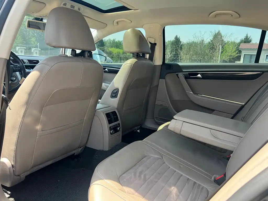 VOLKSWAGEN MAGOTAN 2013