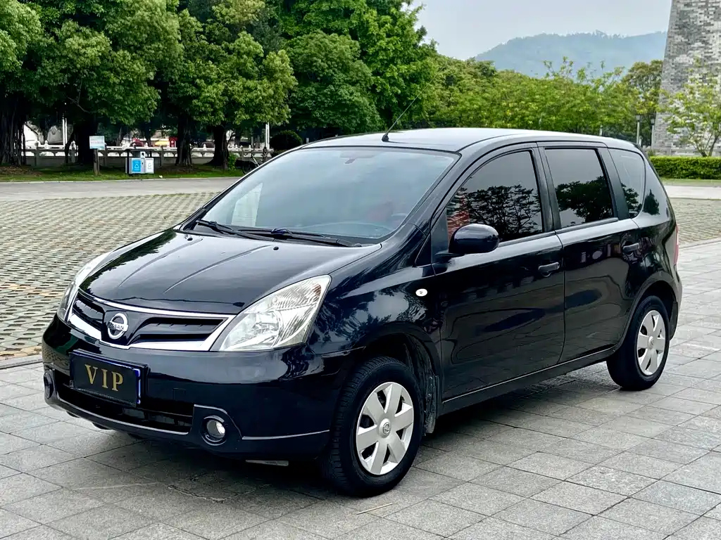 NISSAN LIVINA 2011